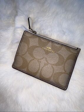 Coach Small Card Holder Wristlet Pebbled Leather Signature Design
